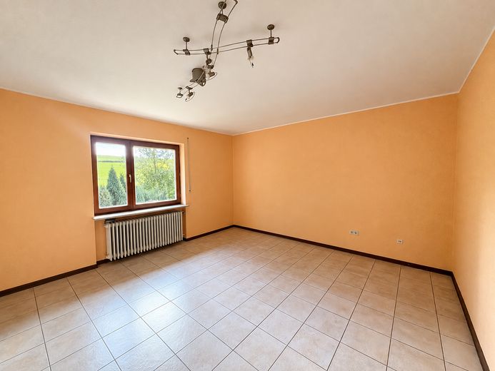 Vielseitiges Wohn- und Gewerbeobjekt mit Hallen & Werkstatt in naturnaher Lage – Schlafzimmer 1.OG KI generiert