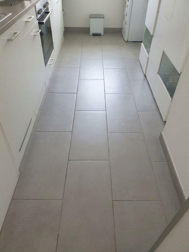 127 m² PRIVATES WOHNEN MIT EIGENEM POOL & GARTEN – 2 GARAGEN + 1.920 € KALTMIETEINNAHMEN – OG Bodenbelag
