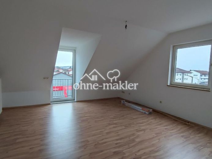 Drei Zimmer DG Wohnung mit Balkon zentral gelegen in Schwandorf – Foto 1