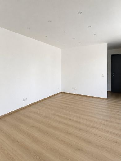 Kernsanierte 1 Zimmer Wohnung mit großer Terrasse – Wohnzimmer / Schlafbereich