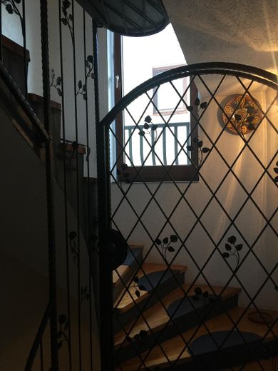 SENZA PROVVIGIONE Casa trifamiliare con vista sul fiordo e interessanti redditi da locazione, circa 300 m2 di superficie abitabile – Flur zum 2. OG