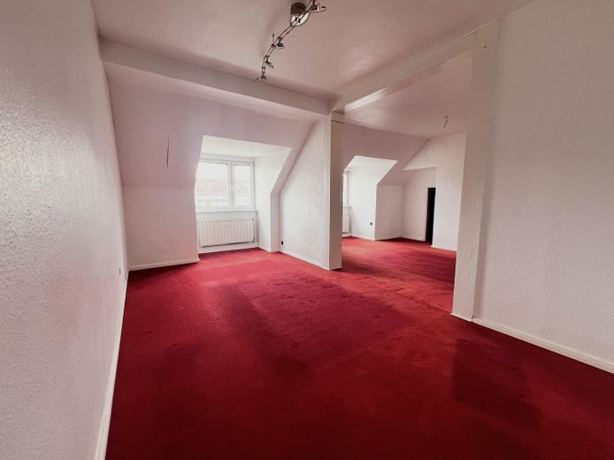 Provisionsfrei in Westend: Helle bezugsfreie 3-Zimmer Dachgeschosswohnung am Steubenplatz – Schlafzimmer 2