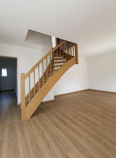 Modern renovierte 3,5-Zimmer-Maisonette mit großem Hobbyraum und Balkon – Foto 1