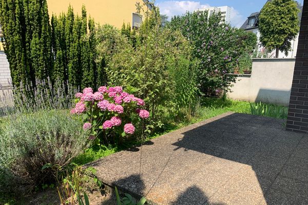 Appartement lumineux de 2 pièces avec terrasse, quartier de Niederursel