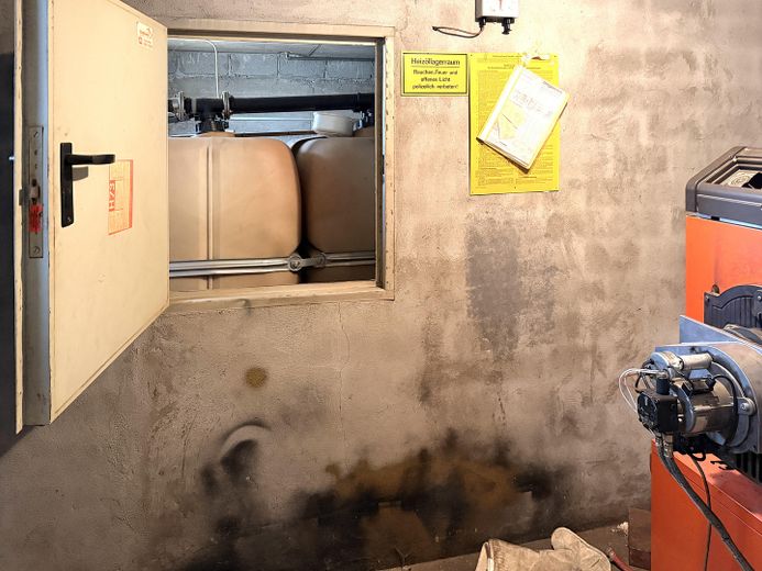 PRIVO DI PROVVIGIONE - casa unifamiliare indipendente in posizione migliore – abitare con giardino su attraente terreno d’angolo – Der Heizungsraum mit d. Tanks