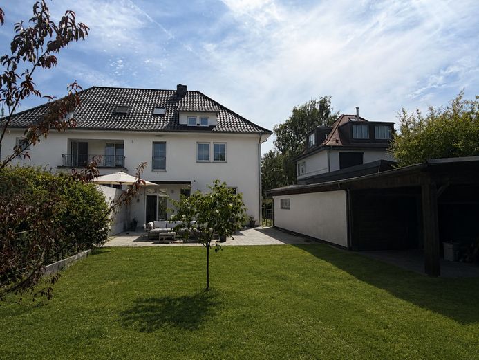 *Charmante DHH stilvoll renov. mit gr. Garten &amp; Garage* – Gartenansicht