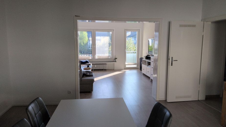 3,5 Raum-Whg. City, 2 Balkone, modernisiert, Bad: Wanne + Dusche + Fenster – Essen offen zum Wohnen