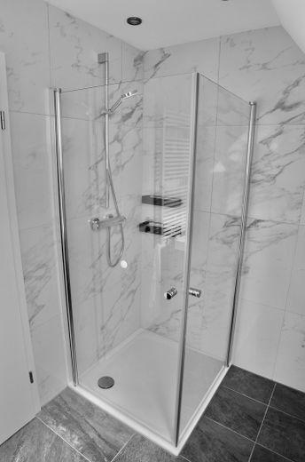 Traumhafte Doppelhaushälfte | Garten | Wallbox | klimatisiertes Dachstudio | 133 m2 | Köhlerberg – Dusche