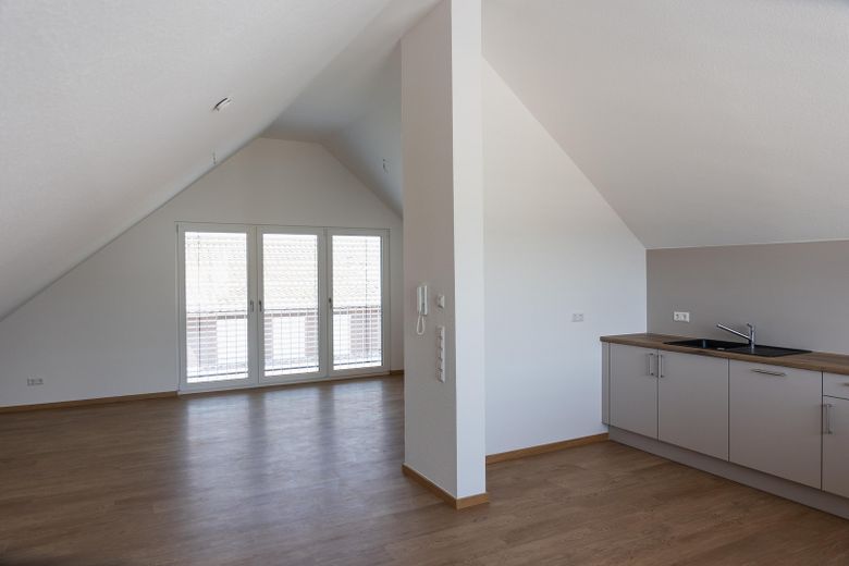 Besondere Maisonette-Wohnung (5,5 Zimmer) mit Balkon, EBK und Stellplatz – Wohnzimmer DG