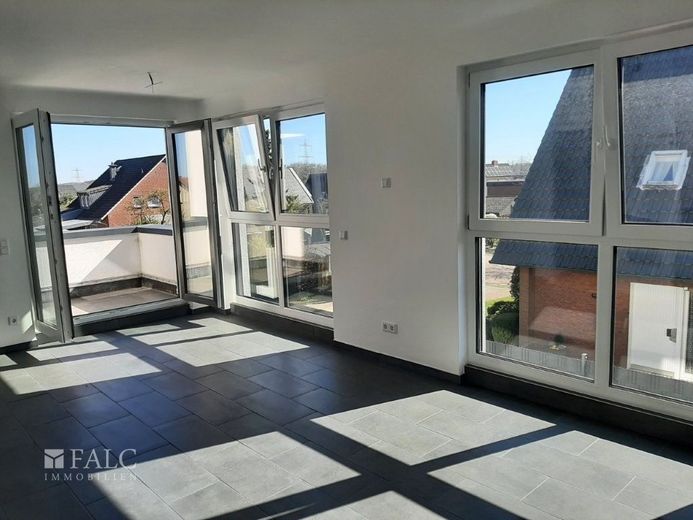 Einziehen &amp; wohlfühlen: Moderne Wohnung mit Balkon und energetischen Bestwerten (A+) – Wohnzimmer