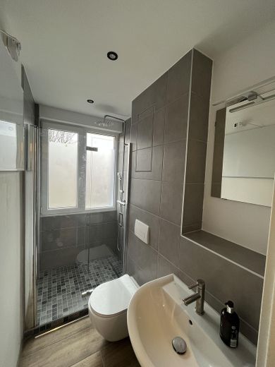 # Mükemmel WG'niz için: Yeni banyolu ve büyük yaşama mutfaklı, en iyi konumda geniş 130 m² daire – Photo 10