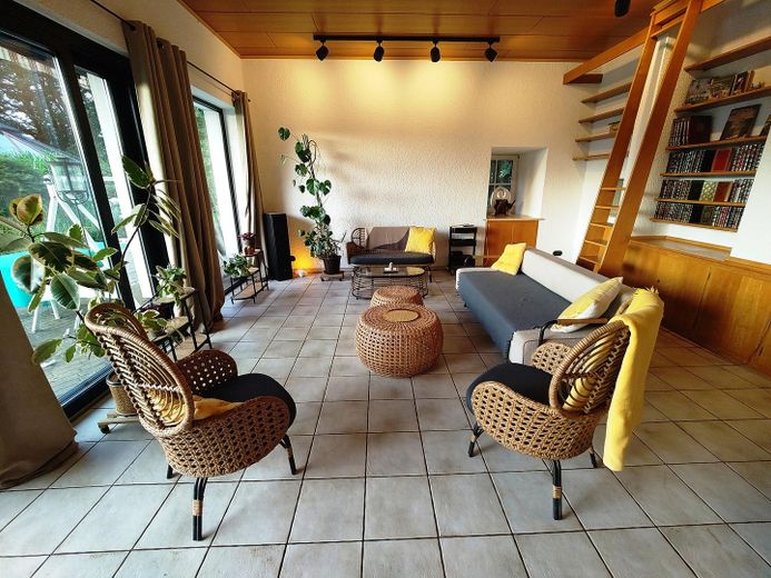 Terassenzimmer mit Bibliothek