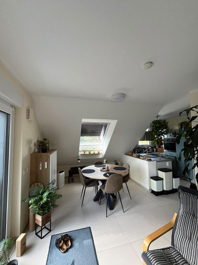 Piso accesible de 3 habitaciones en ubicación céntrica con balcón y vistas a zonas verdes – Wohnzimmer