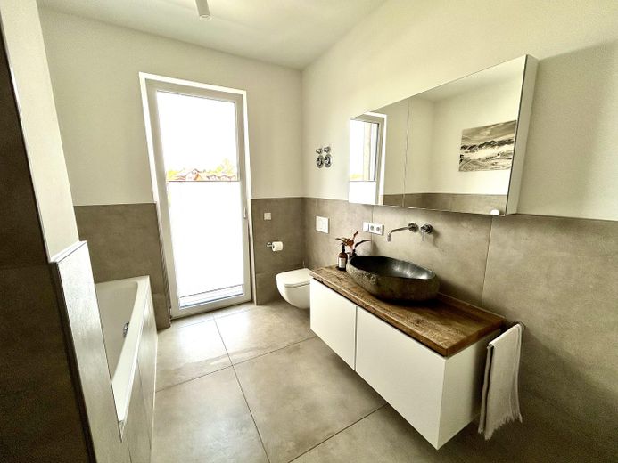 Exclusives Penthouse mit 90 qm Dachterrasse und Bergblick – Bad