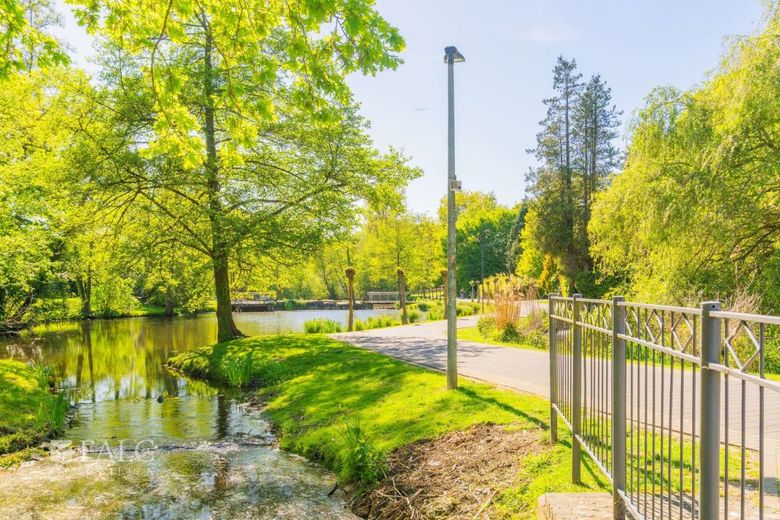 Charmantes Einfamilienhaus mit viel Potenzial in zentraler Wohnlage! – Gegenüberliegender Park