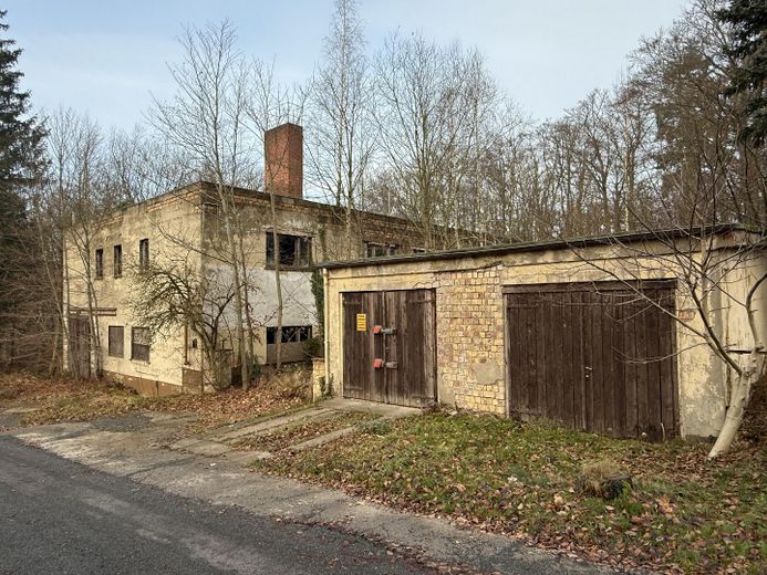 Ansicht Straße mit Garage