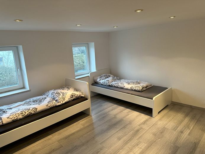 NUR FÜR MONTEUR / Wohnungen pro Person 300€, möbiliert zu Mieten – OG Schlafbereich/ Wohnbereich
