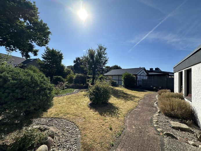 Oersdorf - Architektenhaus mit Charakter auf großzügigem Grundstück – Garten vorne Ansicht 1