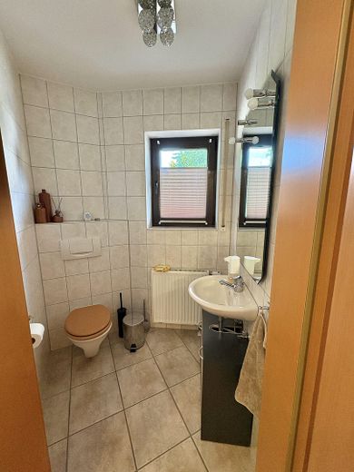Exclusiva casa unifamiliar con invernadero, fotovoltaica, aire acondicionado, vistas lejanas, ubicación privilegiada de Neuwied-Heimbach-Weis – Gäste-WC - EG