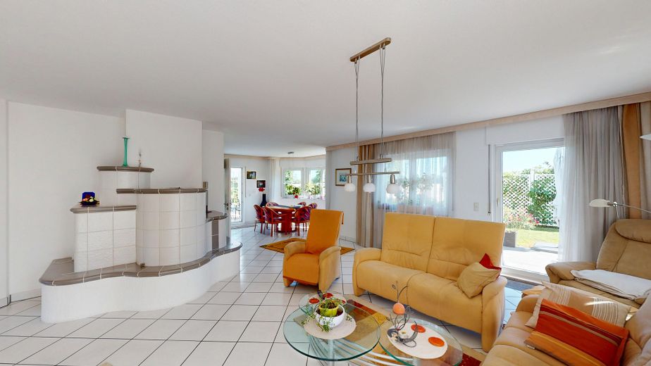 Geniş manzaralı yenilikçi mimar evi; cömert yaşam alanı; modern enerji tedariki – Wohnzimmer EG