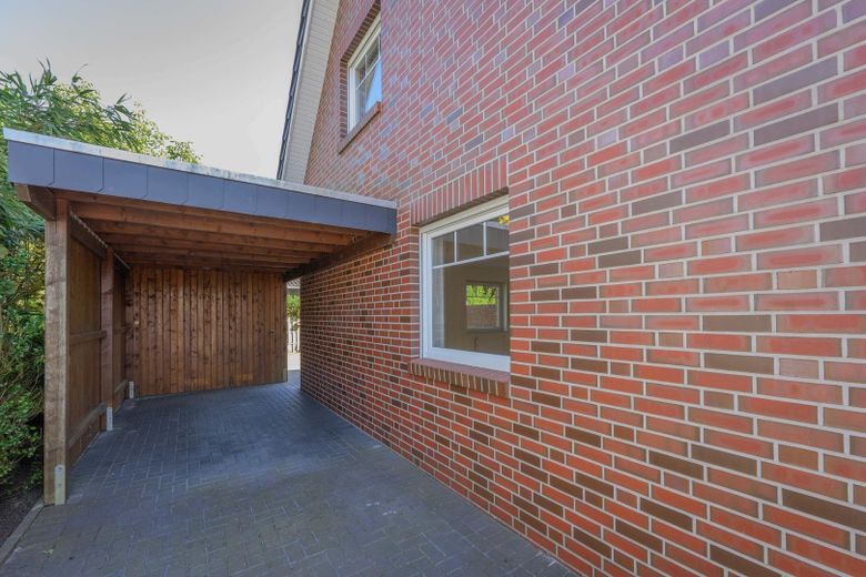 Young semi-detached house with carport in Friedrichsfehn – Carport