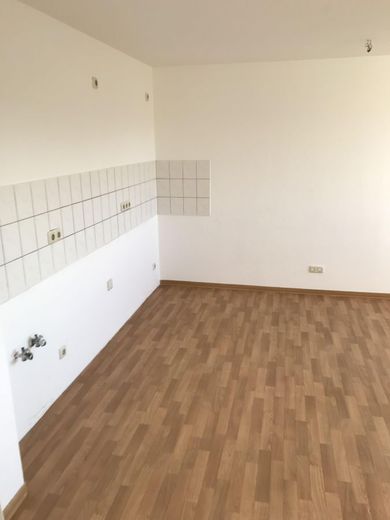 Schöne preiswerte 2-R-Wohnung ca.34m2in MD-Sudenburg  zu vermieten. – Wohnzimmer mit offene Küche