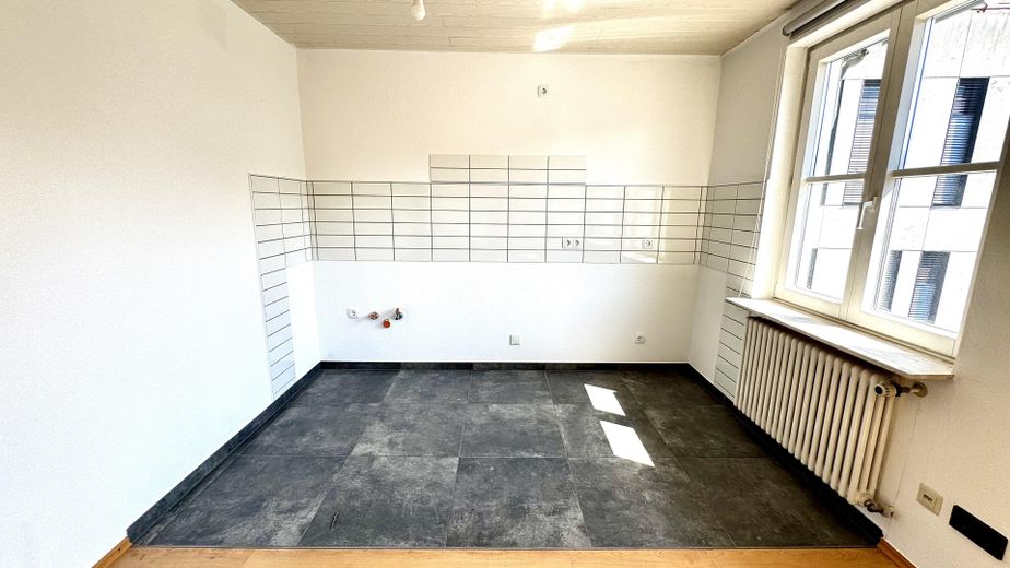 Erstbezug nach Sanierung | Helle 3,5-Zimmer-Wohnung in bester Innenstadtlage – Wohn-/ Küchenbereich