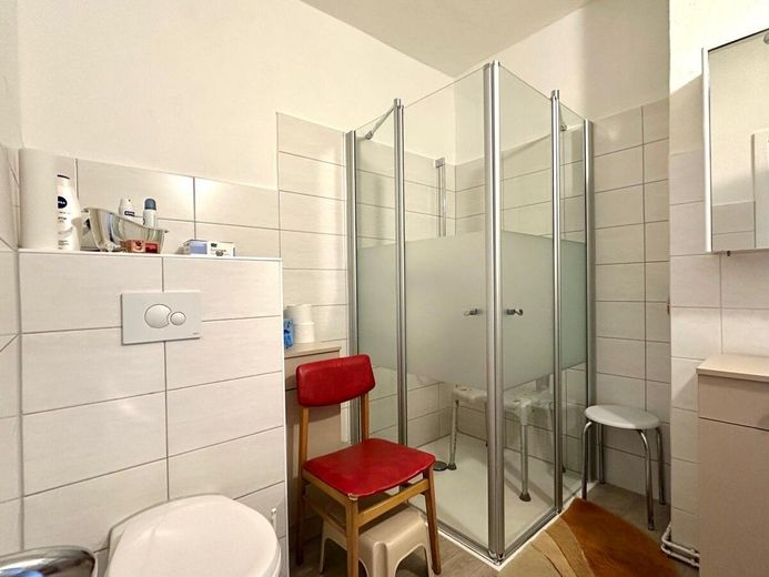 HORN IMMOBILIEN + freistehendes Einfamilienhaus mit Nebengebäude und schönem Grundstück, ruhige Lage – Badezimmer