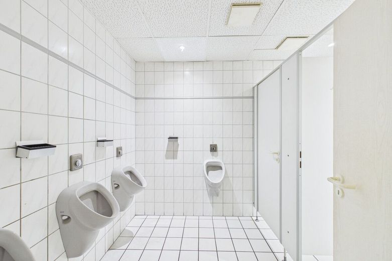 Groß Mackenstedt | Attraktives, geräumiges Gewerbe mit guter Anbindung – S&amp;P | Herrentoiletten