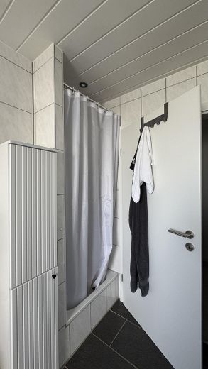 Appartement de 3 pièces à Maintal-Bischofsheim : balcon avec vue sur la skyline, cuisine équipée et garage – Photo 16