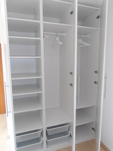 Voll ausgestattete Balkonwohnung in Schenefeld – Kleiderschrank