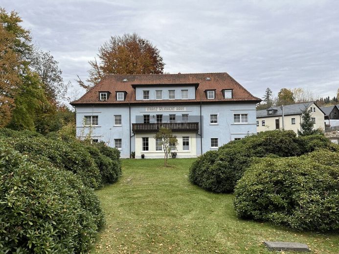 2 Zimmer Erdgeschosswohnung -  Einmaliges Rendite Objekt im Franz Klinkert Haus – Hausansicht