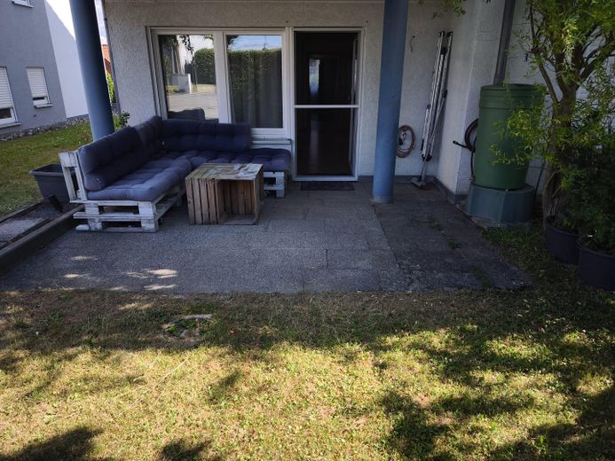 Gemütliche 3,5 Zimmerwohnung – Blick von Garten auf Terrasse