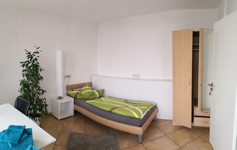 Über den Dächern Offenbachs: Großzügige 3-Zimmer-Wohnung mit zwei Balkonen – provisionsfrei – Schlafzimmer früher