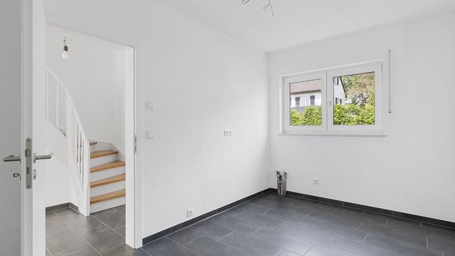 Ingolstadt-Nord’da bahçeli, tamamen yenilenmiş sıra evin köşe evi – Küche