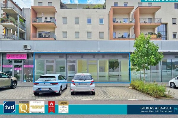 Locale commerciale versatile con ampia vetrina al Castelnauplatz, incl. 5 posti auto