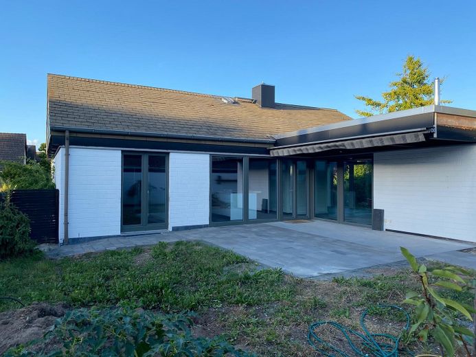 Süd-/Westseite mit Terrasse