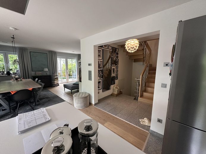 Near Simmerleinplatz: As-new, bright XXL semi-detached house, upscale features, KFW70 standard, with fitted kitchen – EG Wohnzimmer/Flur