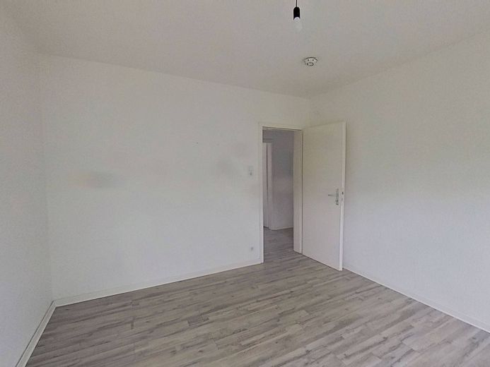 Sessiz doğal konumda, küvetli banyoya sahip rahat 4 odalı çatı katı dairesi – Ansicht II: Schlafzimmer II