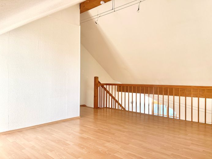Moderne 2-Zi-Galeriewohnung mit EBK – Foto 2