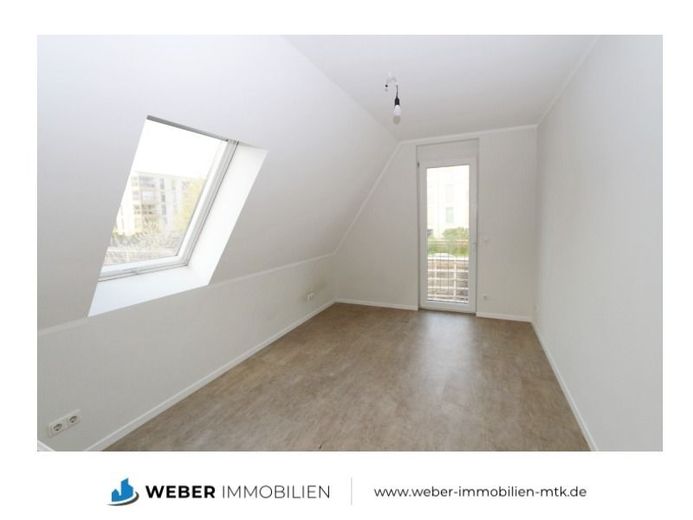 ZWEI Doppelhaushälften auf RIESIGEM SONNEN-Grundstück in ZENTRALER Lage – Schlafzimmer  2, Haus 1