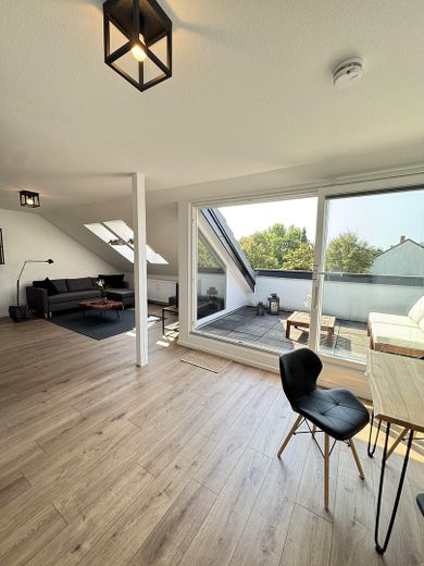 Modernes 2-Zimmer-Dachgeschoss-Apartment mit Dachterrasse & Stil – Wohnbereich