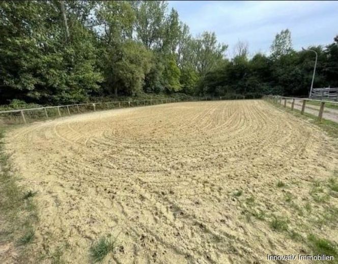 Prestigeträchtige Anlageimmobilie im Grünen und der Möglichkeit zur Pferdehaltung – Reitplatz