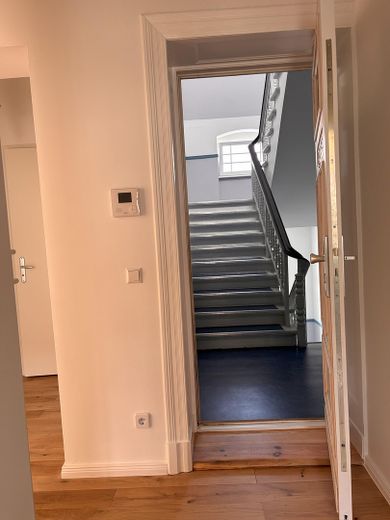 Helle modernisierte 3-Zimmer-Altbauwohnung im Weitlingkiez - Provisionsfrei - – Blick ins Treppenhaus