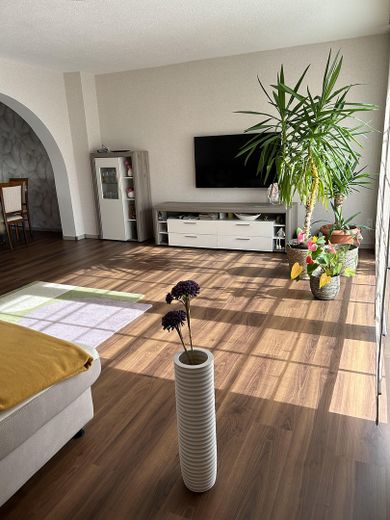 Nowoczesny solidny dom z 4 pokojami, basenem, wiatą na samochód i dużym ogrodem – Zdjęcie 10