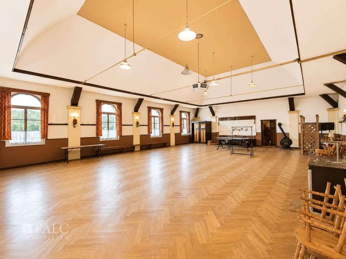Raum für Ihre Ideen! Vielseitige Immobilie mit Wohn- und Gewerbeflächen – Tanzsaal