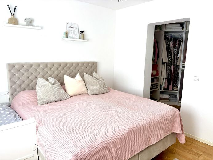 Direkt einziehen & Saarblick genießen – provisionsfreie 3-Zimmer-Wohnung – Schlafzimmer mit Ankleidezimme