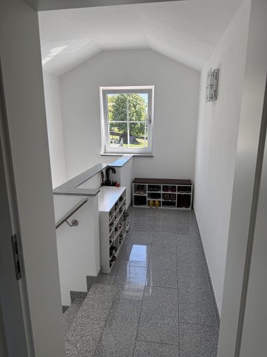 ETW mit gehobener Ausstattung und Fernblick in beliebtem Wohnviertel von Hengersberg – Treppenhaus - Vorraum