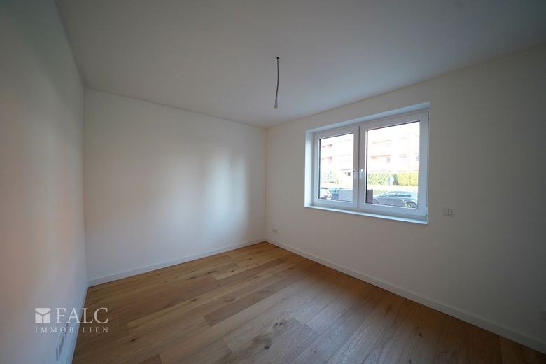 Energieeffizienter Neubau mit 3 Wohneinheiten und Business-Suite – WHG1-Schlafzimmer 1