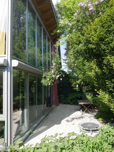 Großzügige Eigentumswohnung im 1. OG mit Studio und Garten – Studio mit Fensterfront